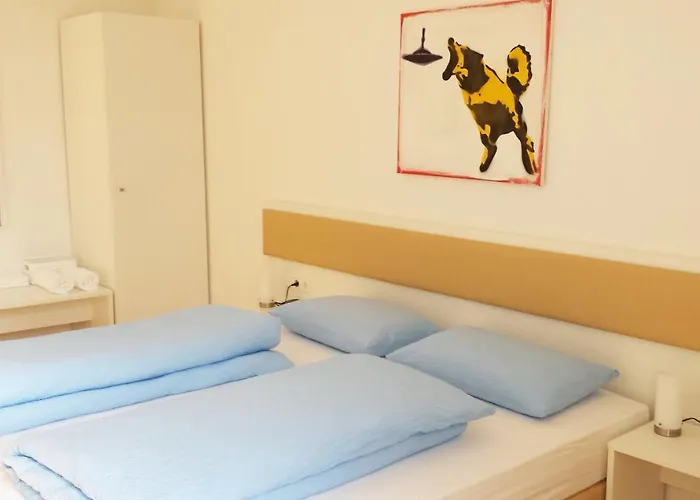 曼佐尼客房酒店 *